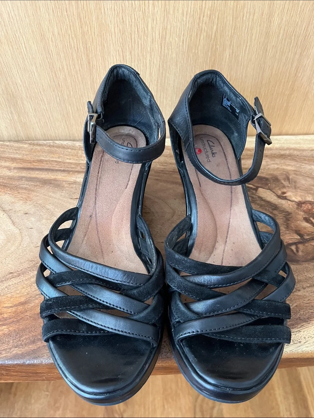Clarke’s unstructured black leather wedge plaza cross 8.5